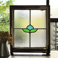 ぷっくりとした水色の蕾のステンドグラス　イギリスアンティーク(住宅窓）45.5㎝×53.5㎝