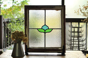 ぷっくりとした水色の蕾のステンドグラス　イギリスアンティーク(住宅窓）45㎝×53㎝