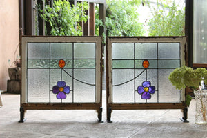 2枚繋げて飾れる紫の花のステンドグラス　イギリスアンティーク(住宅窓)　57㎝×59㎝