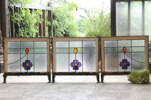 紫の花のステンドグラス　イギリスアンティーク(住宅窓)　57cm×54.5cm
