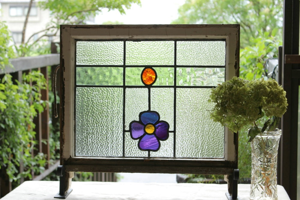 可愛い紫の花のステンドグラス　イギリスアンティーク(住宅窓)　57cm×54cm