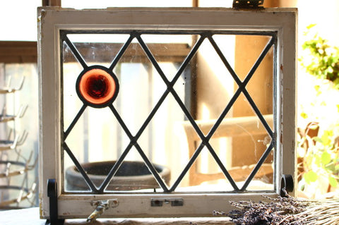 赤い吹きガラスが入った斜め格子の幾何学模様 イギリスアンティーク(住宅窓) 52cm×42.5cm