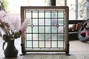 優しいパステルカラーが可愛い格子柄ステンドグラス イギリスアンティーク(住宅窓) 62cm×60cm　