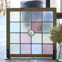 パステルカラーの格子模様のステンドグラス　イギリスアンティーク(住宅窓)　49cm×49cm