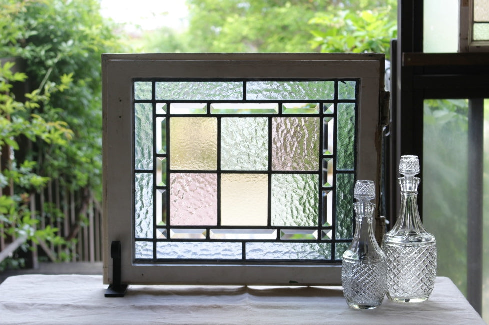 カットガラスが美しいパステルカラーのステンドグラス　イギリスアンティーク(住宅窓）56cm×45.5cm