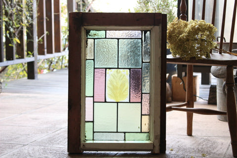 ハンドペイントで描かれたパステルカラーのステンドグラス　イギリスアンティーク(住宅窓)　42.5cm×61cm