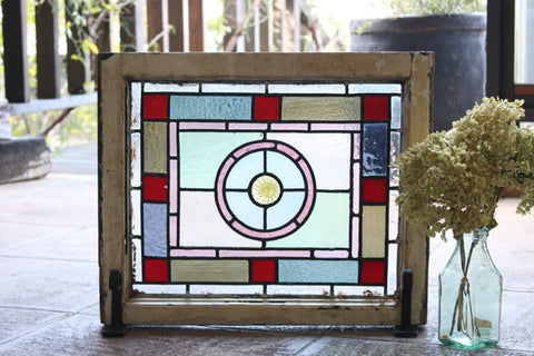 色鮮やかな幾何学模様のステンドグラス　イギリスアンティーク(住宅窓)　54.5cm×45.5cm