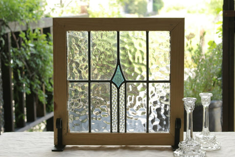 ゆらゆらとしたガラスに水色のワンポイントのステンドグラス　イギリスアンティーク(住宅窓)　43.5cm×43cm