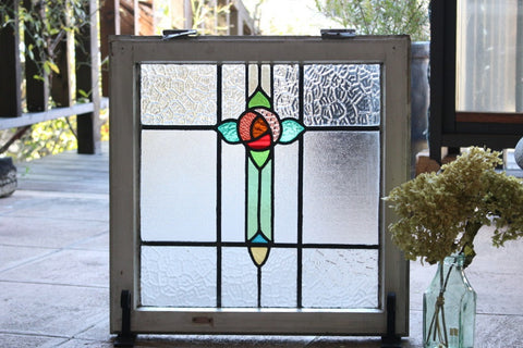 カラフルなガラスが使われた赤いバラのステンドグラス　イギリスアンティーク(住宅窓)　58cm×58cm
