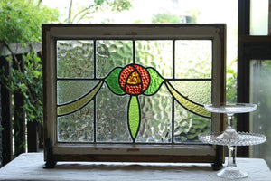 ゆらゆらとしたガラスにバラ模様のステンドグラス　イギリスアンティーク(住宅窓)　63cm×48.5cm