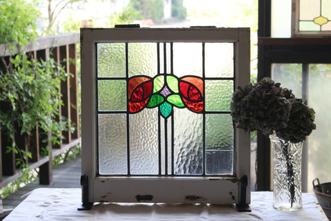 向かい合った赤いバラのステンドグラス　イギリスアンティーク(住宅窓)　50.5cm×52.5cm