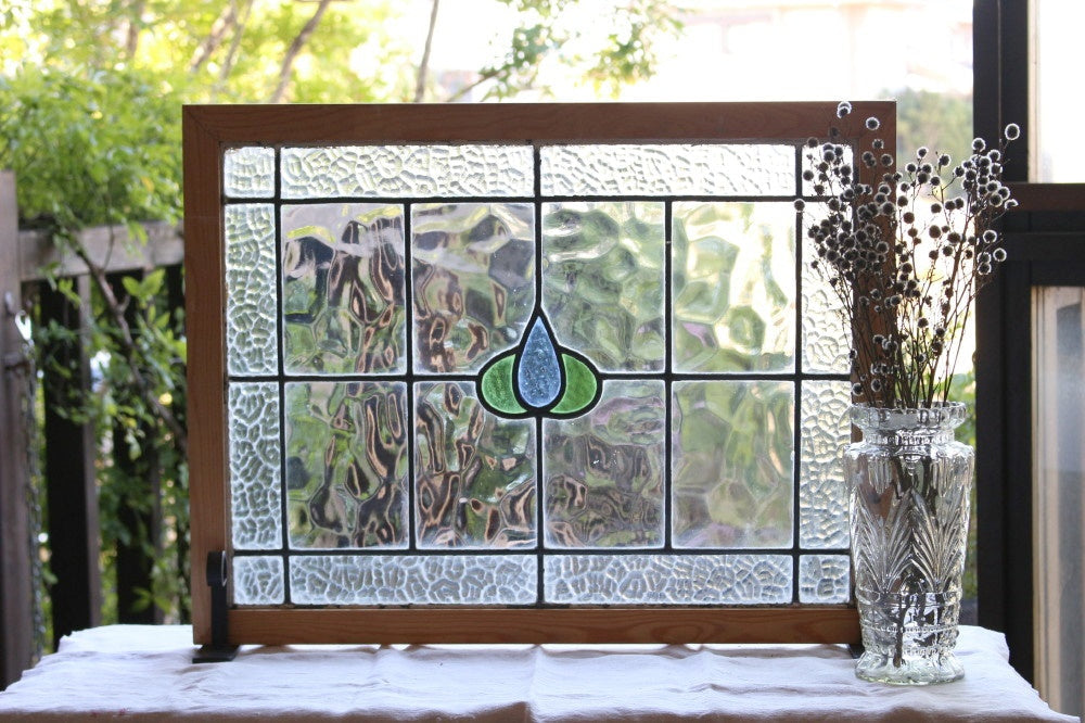 ゆらゆらしたガラスに青いつぼみのステンドグラス　イギリスアンティーク(住宅窓)　68.5cm×53cm