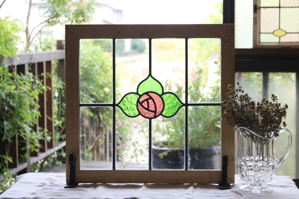 クリアガラスにシンプルなバラ模様のステンドグラス　イギリスアンティーク(住宅窓)　54.5cm×51.5cm