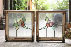 2枚あり！繋げて飾れる　優しい色味の花柄ステンドグラス　イギリスアンティーク(住宅窓)　47cm×50.5cm