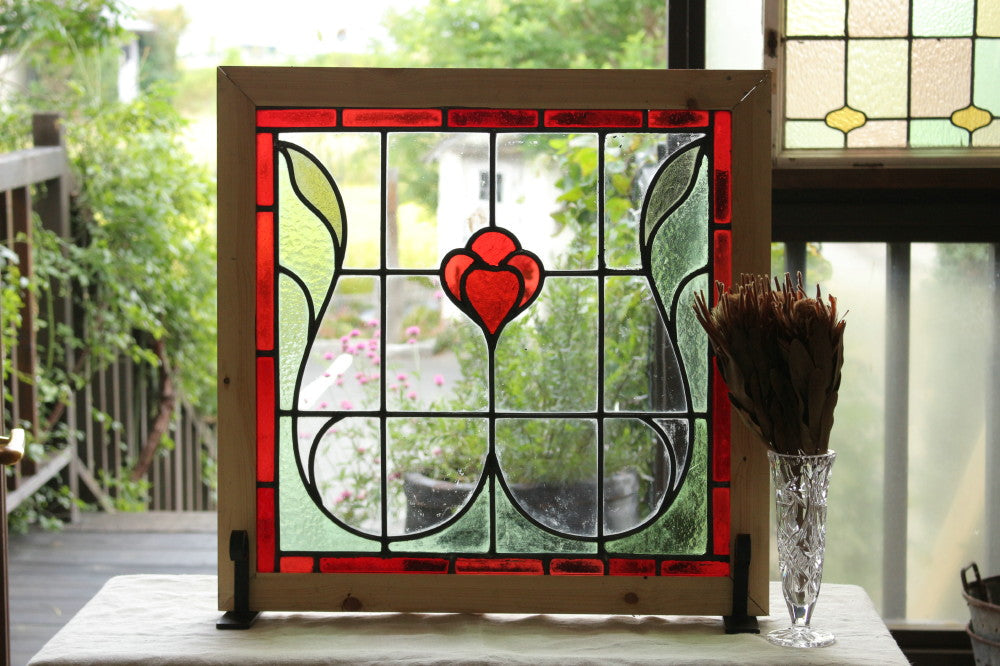 透明なガラスに赤い花模様のステンドグラス　イギリスアンティーク(住宅窓)　62㎝×61.5㎝