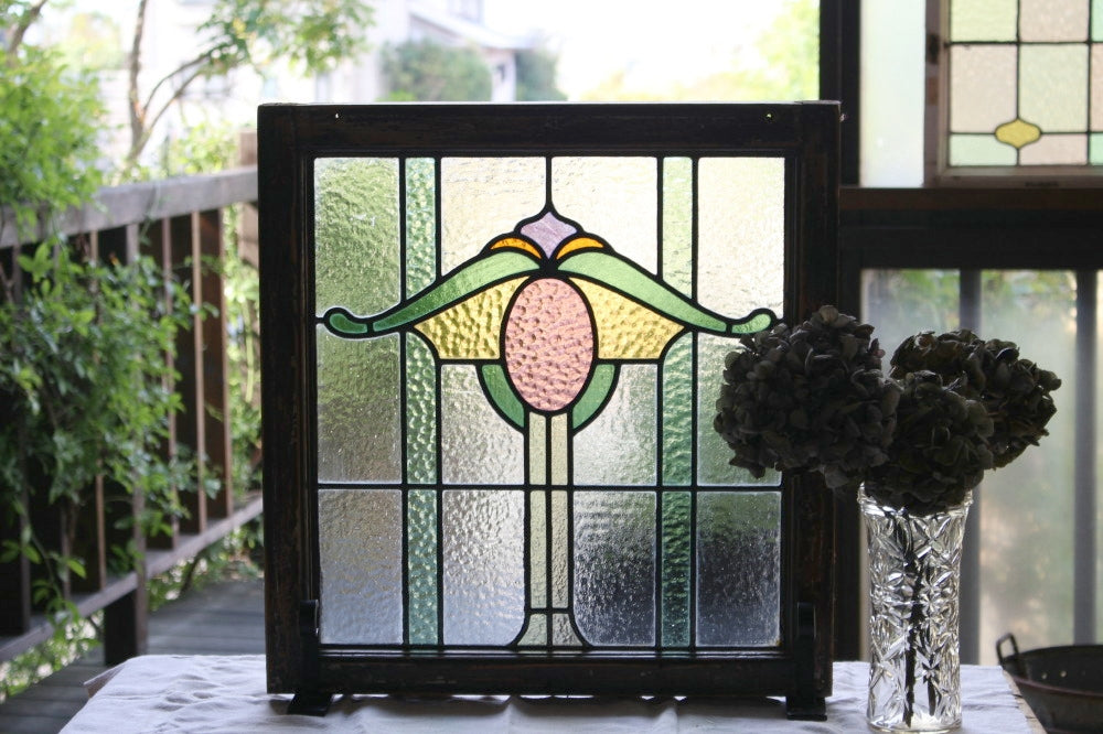 淡い色合いの幾何学模様のステンドグラス　イギリスアンティーク(住宅窓)　55cm×57.5cm
