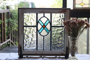 水色のクロスが入った幾何学模様のステンドグラス　イギリスアンティーク(住宅窓)　48.5cm×46cm