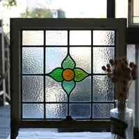 緑の花模様のステンドグラス　イギリスアンティーク(住宅窓)　51.5cm×54.5cm