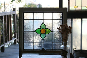 緑の花模様のステンドグラス　イギリスアンティーク(住宅窓)　51.5cm×54.5cm