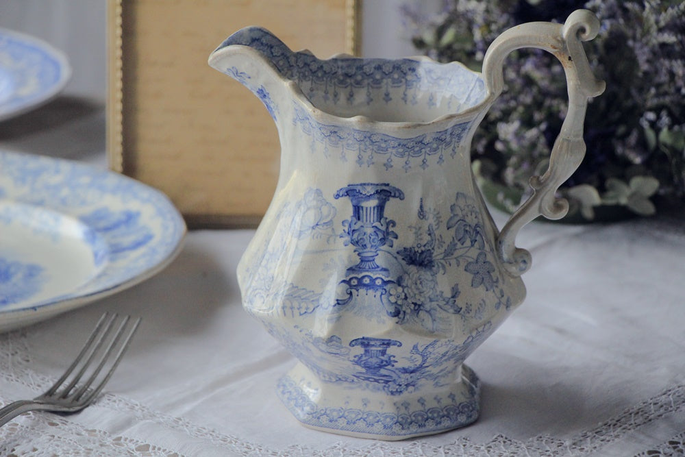 大変な美しさを感じるブルー＆ホワイトジャグ　イギリスアンティーク陶器雑貨
