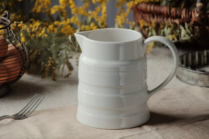 花器として使える人気の白い陶器ジャグ（高さ14cm）　イギリスアンティーク陶器雑貨