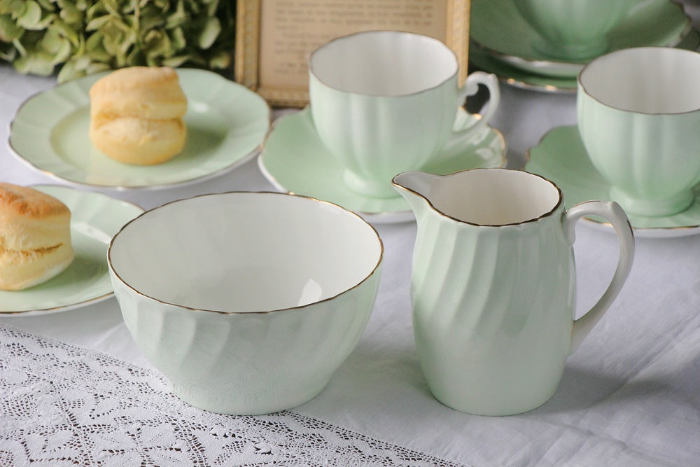グリーンカラーが爽やかなVICTORIA C&Eの社ミルク＆シュガー　イギリスアンティーク陶器
