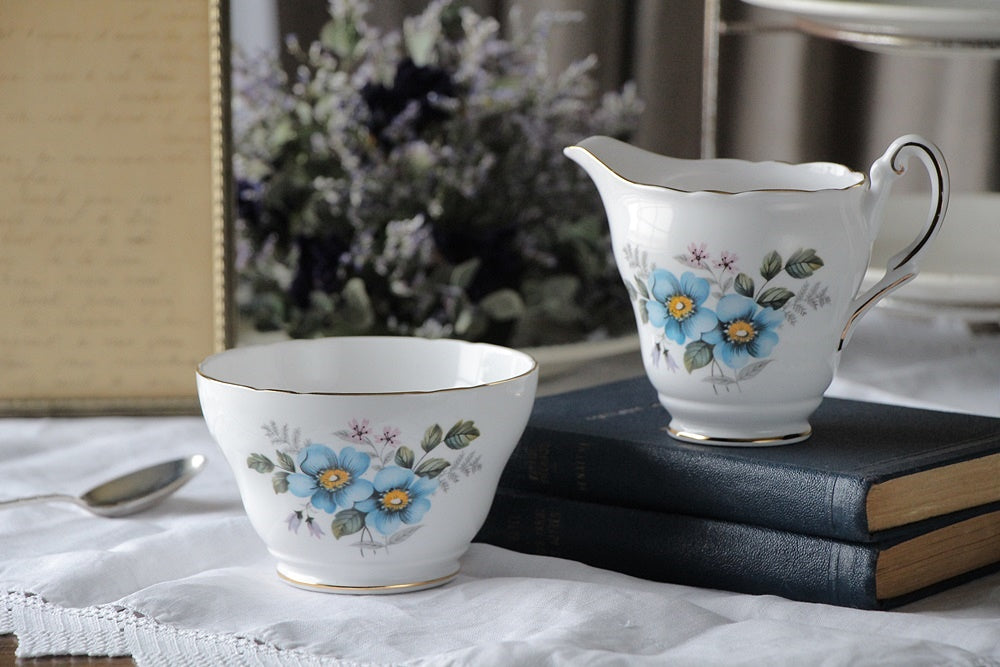 ブルーの花が可愛いミルク＆シュガー　イギリスアンティーク陶器