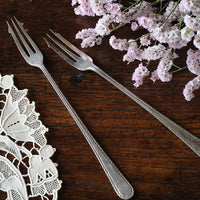 ２本あり！レアなピクルスのためのピクルスフォーク　イギリスアンティークカトラリー（銀器）