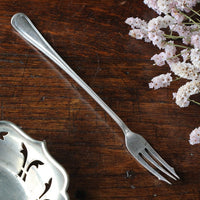 シンプルなデザインが素敵なピクルスフォーク（18.5cm）　イギリスアンティークカトラリー（銀器）