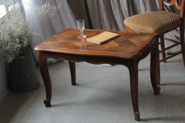 小さくて使い勝手の良さそうなローテーブル（机）　フランスアンティーク家具　