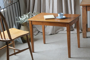 シンプルなデザインが素敵なサイドテーブル（机）　フランスアンティーク家具