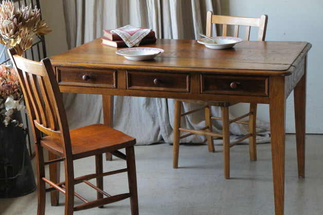 オーク材の木肌が美しいテーブルデスク（机）　フランスアンティーク家具
