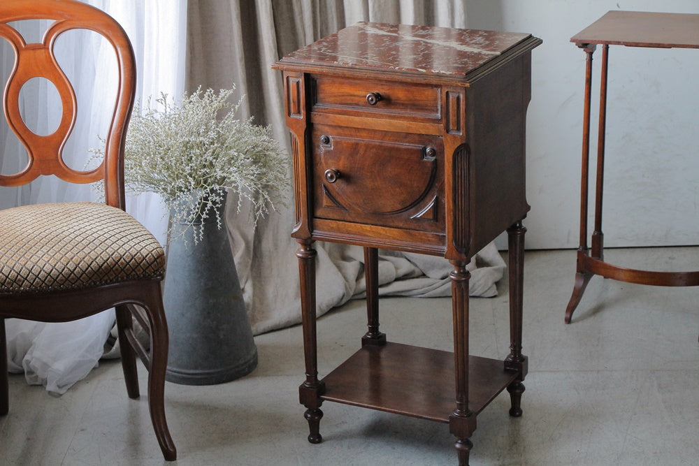 大理石が美しいシュベ（ベッドサイドテーブル）高さ82.5cm　フランスアンティーク家具