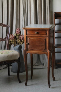 シンプルなデザインも素敵なベッドサイドテーブル フランス