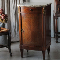 繊細な象嵌細工が美しいシュベ（ベッドサイド）　フランスアンティーク家具