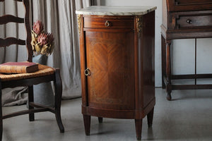 繊細な象嵌細工が美しいシュベ（ベッドサイド）　フランスアンティーク家具