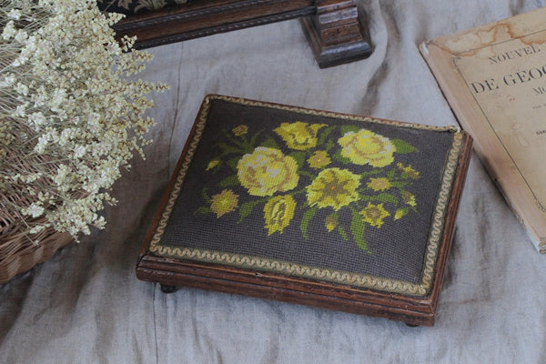 クロスステッチ刺繍のフットスツール（高さ10.5cm） フランス