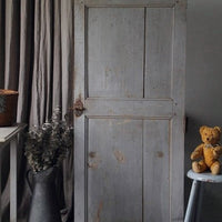小屋の扉に可愛い小さなブルーグレーペイントドア（扉）　フランスアンティーク建具