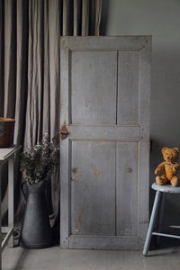小屋の扉に可愛い小さなブルーグレーペイントドア（扉）　フランスアンティーク建具