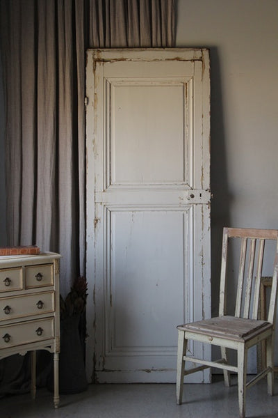 ホワイトペイントがシャビーな雰囲気の扉 フランスアンティーク建具 – チェルシーオールド