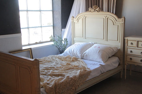 リボンモチーフと白ペイントが素敵なベッド　フランスアンティーク家具