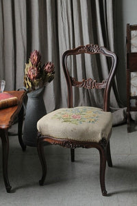 花の刺繍が美しいエレガントな椅子　フランスアンティーク家具