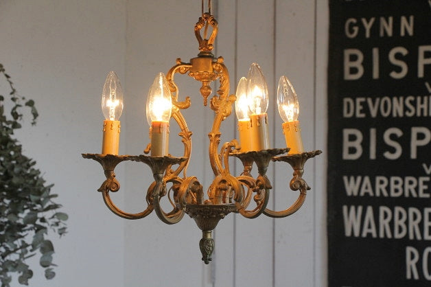 真鍮の美しいデザインが魅力の６灯シャンデリア　フランスアンティーク照明