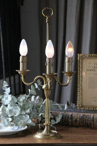 美しい佇まいの3灯テーブルランプ　フランスアンティーク照明