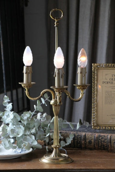 美しい佇まいの3灯テーブルランプ フランスアンティーク照明