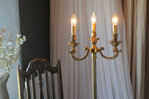 キャンドルのような灯りが楽しめる真鍮３灯フロアスタンド（高さ142.5cm）　フランスアンティーク照明