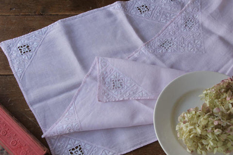 可愛らしい白糸刺繍のテーブルランナー　フランスアンティークリネン生地