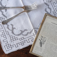 繊細なドロンワーク白糸刺繍ティーナプキン（30x30cm）　フランスアンティーク生地