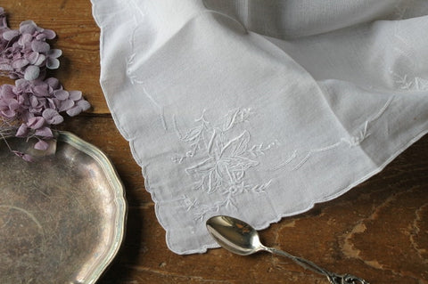 白糸のバラ刺繍が美しいハンカチ　イギリスアンティークリネン（生地）