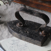 シンプルさが魅力のアイアン製アイロン（15cm）　フランスアンティークインテリア雑貨